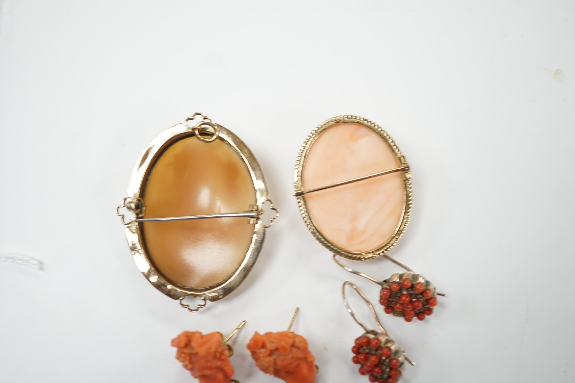 Two pairs of yellow metal and coral set earrings including carved bust (one badly chipped) and two 9ct mounted cameo shell/coral brooches. Poor condition.